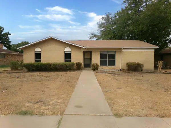 249 Creekwood Drive, Lancaster, TX 75146