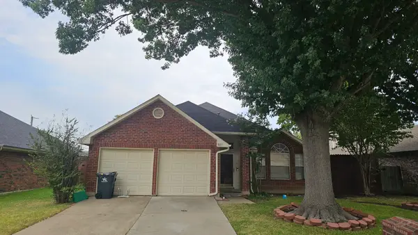 827 Quail Brook Drive, Arlington, TX 76001