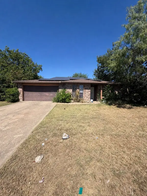 3001 Meadow Circle, Grand Prairie, TX 75052