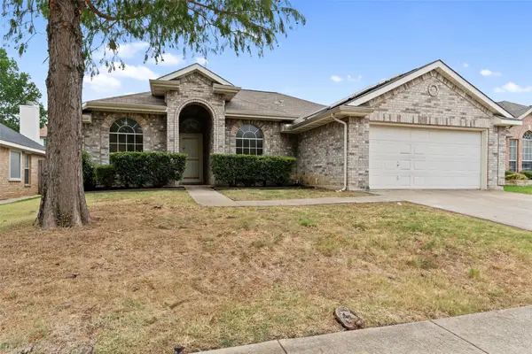 718 W Lonesome Dove Trail, Arlington, TX 76001