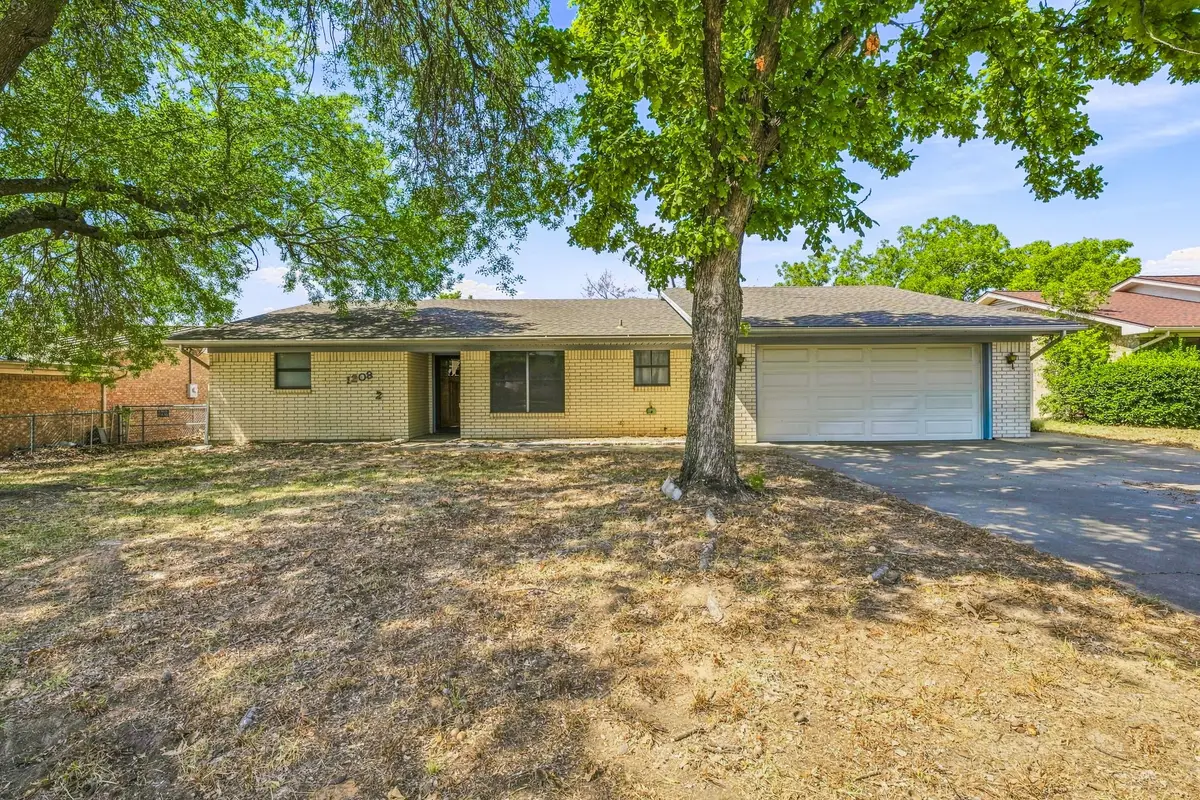 1208 N Dale Avenue, Stephenville, TX 76401 - #1