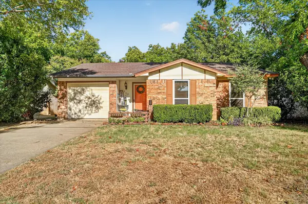 209 S Scott Street, Burleson, TX 76028