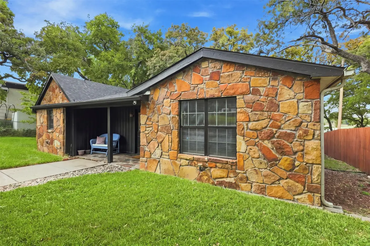 284 Shoreline Drive N, Azle, TX 76020 - #1