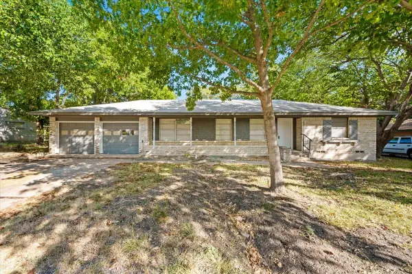 305 Valleyglen Drive, DeSoto, TX 75115