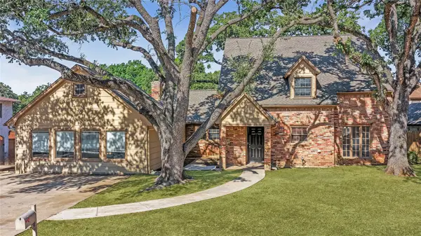 813 Chaparral Court, Bedford, TX 76022