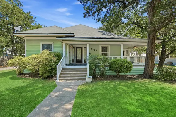 1221 S Crockett Street, Sherman, TX 75090