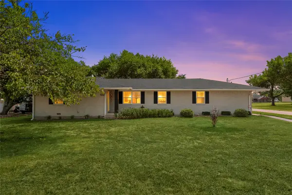 407 E Walnut Street, Abbott, TX 76621