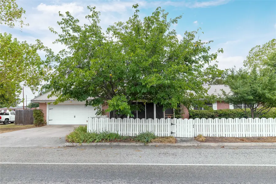 900 E Fitzgerald Street, Bangs, TX 76823 - #2