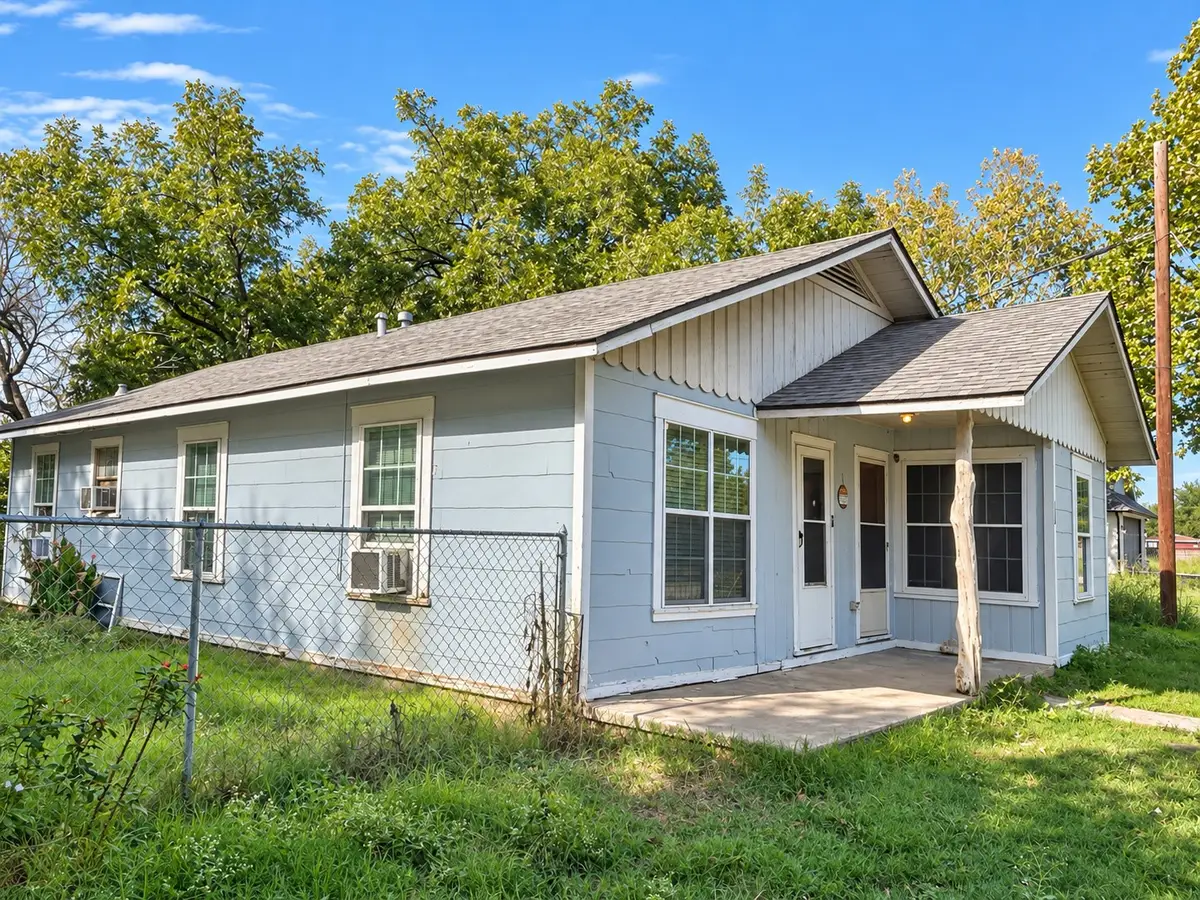 105 N Hubbard Street, Alvord, TX 76225 - #1