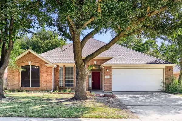 605 Oakbrook Drive, Burleson, TX 76028