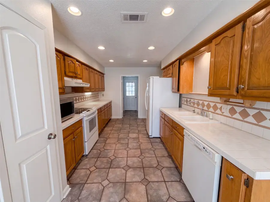 203 Frost Creek Avenue, Groesbeck, TX 76642 - #2