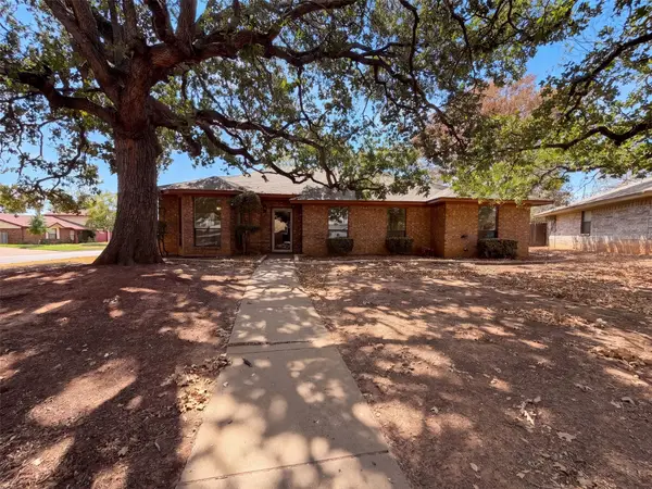 5126 Eagle Nest Drive, Arlington, TX 76017