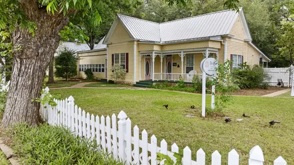 1002 W Pearl Street, Granbury, TX 76048