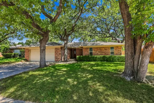 2724 Meadow Green, Bedford, TX 76021