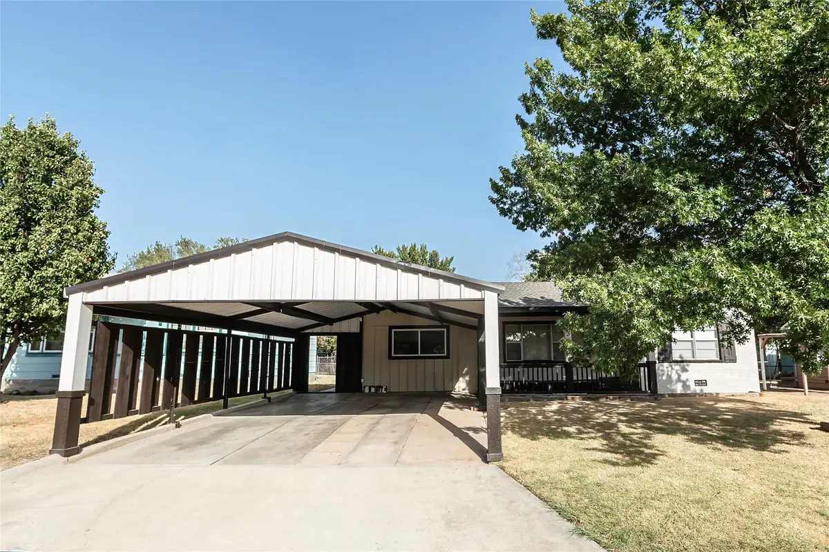 105 Benton Street, Nocona, TX 76255 - #1