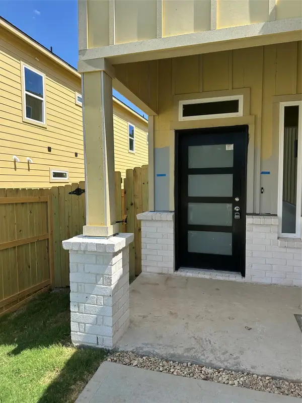 1320 Diceman Avenue, Dallas, TX 75203