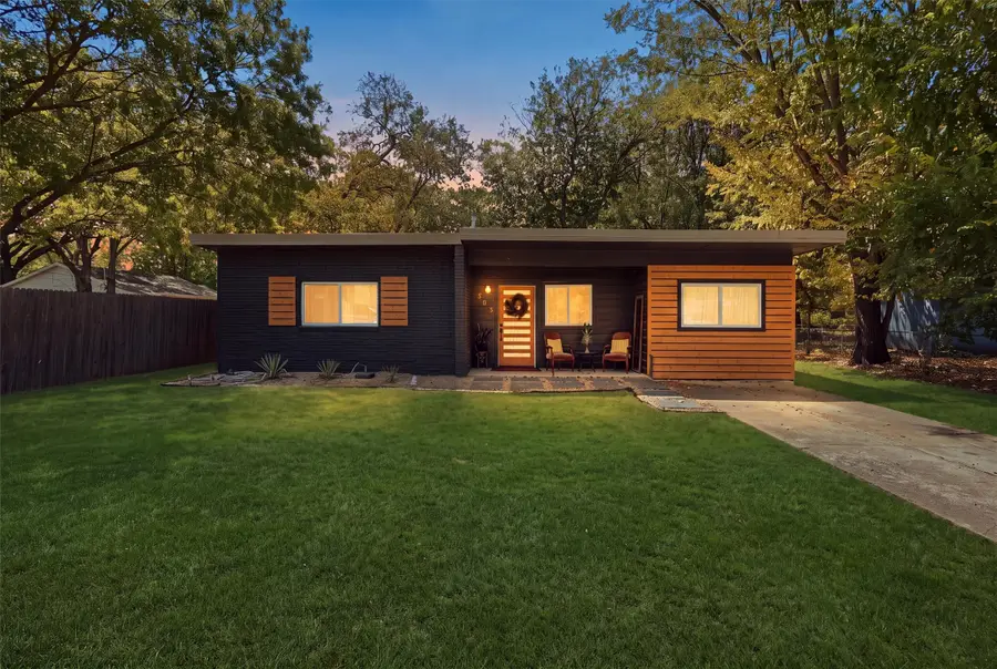 803 W Bluff Street, Granbury, TX 76048 - #2