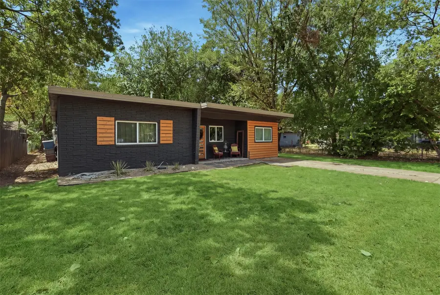803 W Bluff Street, Granbury, TX 76048 - #3