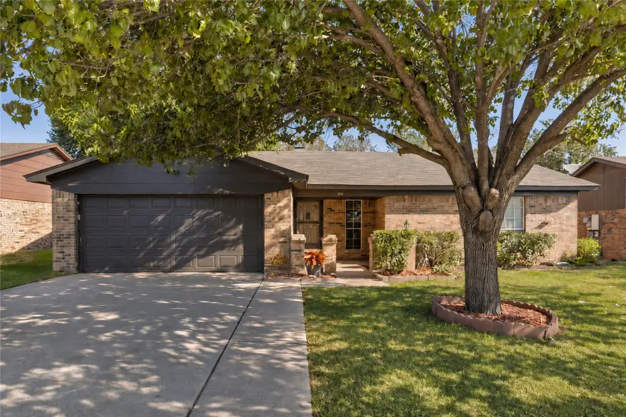304 Cambridge Drive, Saginaw, TX 76179 - #2