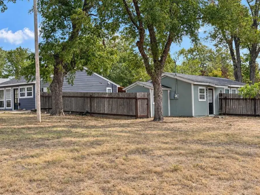 405 & 407 S 6th Street, Gatesville, TX 76528 - #2