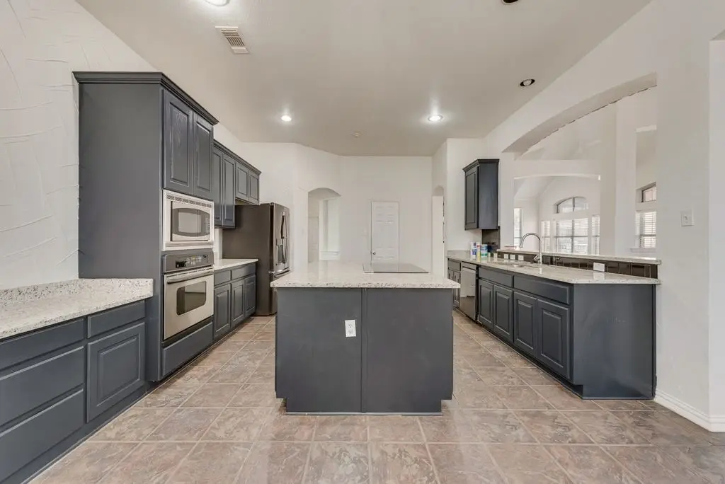 515 Suffolk Drive, Grand Prairie, TX 75052 - #1