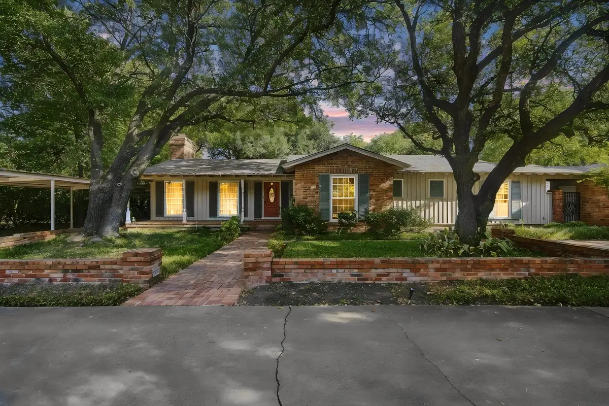 1107 E Walnut Street, Hillsboro, TX 76645 - #1