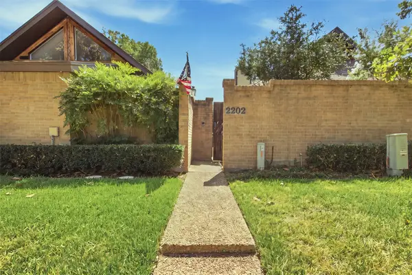 2202 Green Gate Drive, Arlington, TX 76012