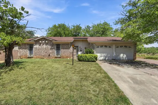 200 Quail Creek Drive, Crowley, TX 76036