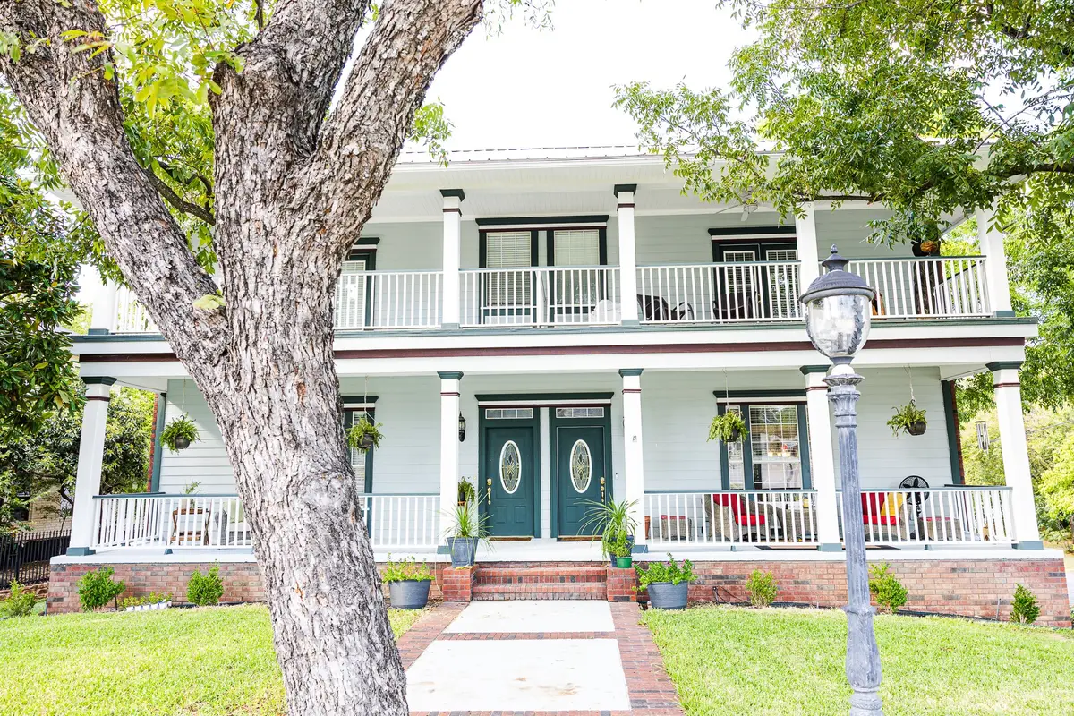 300 & 302 W Spring Street, Weatherford, TX 76086 - #1