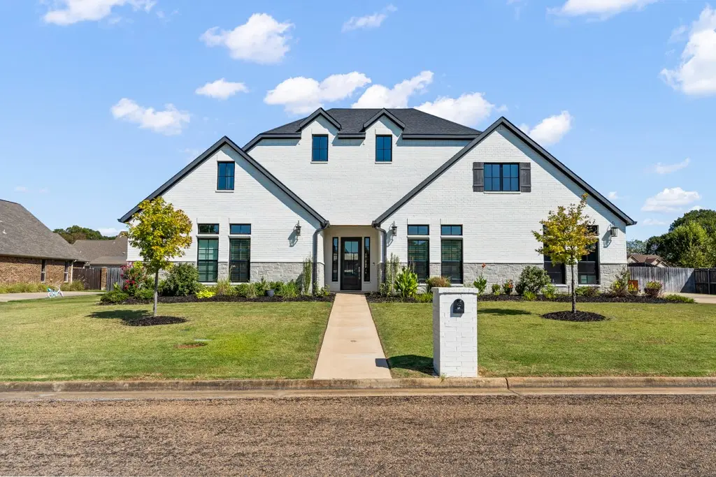 209 Devonshire Street, Mount Pleasant, TX 75455 - #1