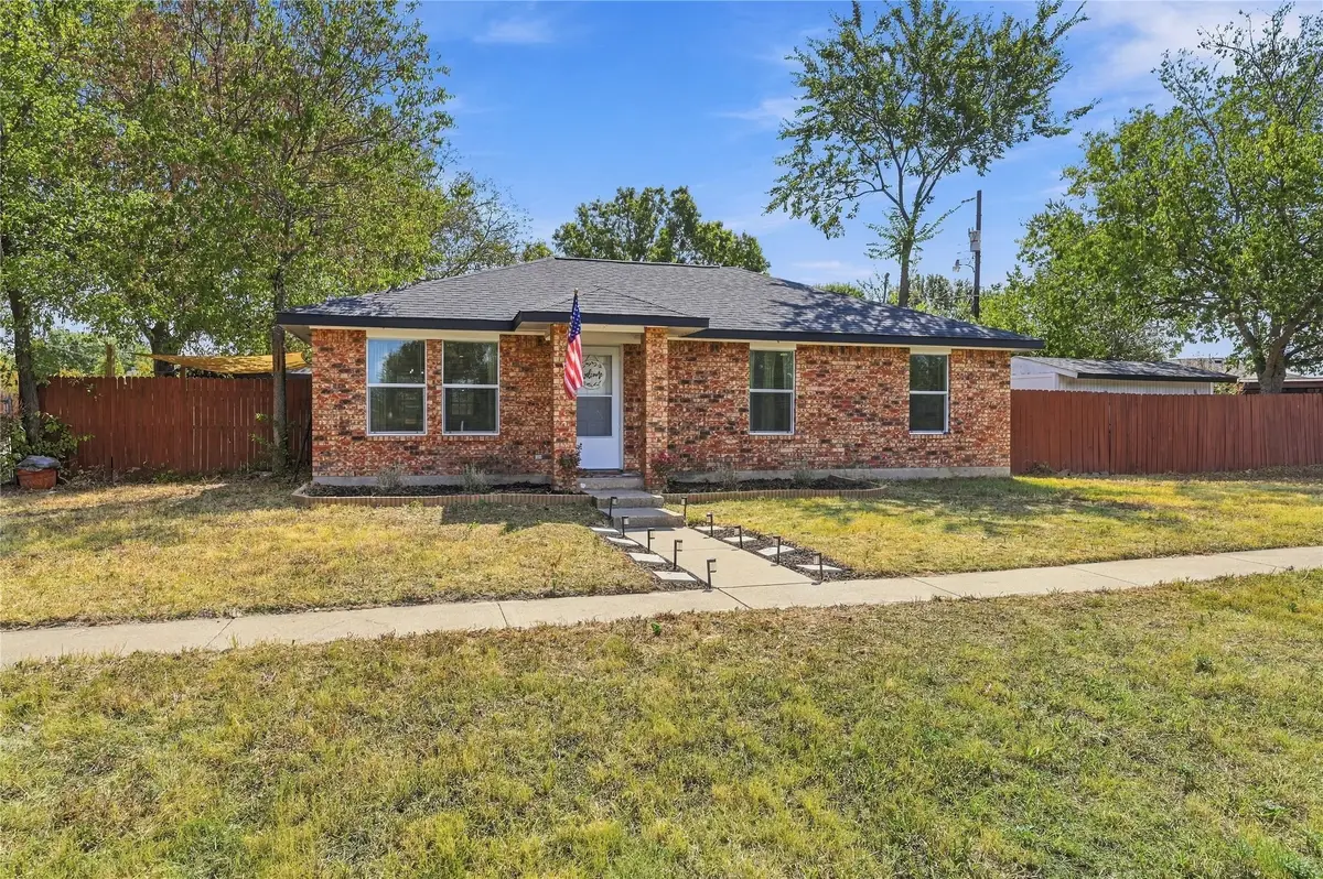 900 N Grand Avenue, Waxahachie, TX 75165 - #1