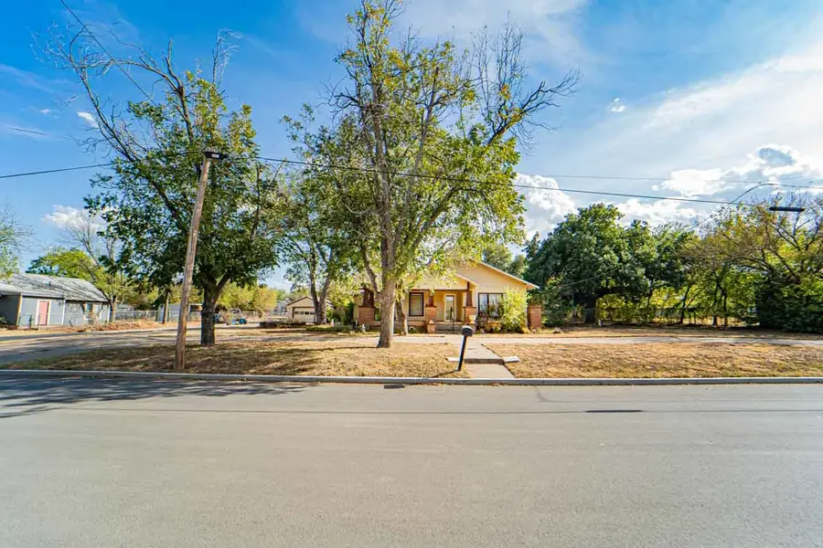 901 W Hullum Street, Breckenridge, TX 76424 - #2
