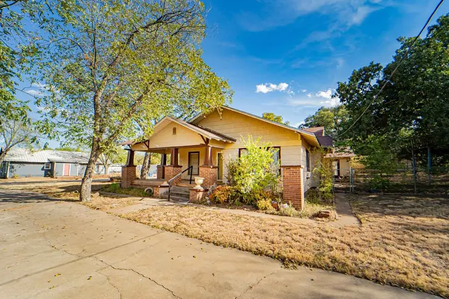 901 W Hullum Street, Breckenridge, TX 76424 - #3