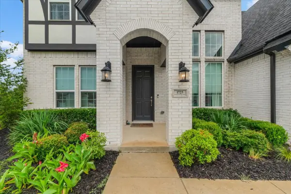 1725 Crested Ridge Road, Fort Worth, TX 76008