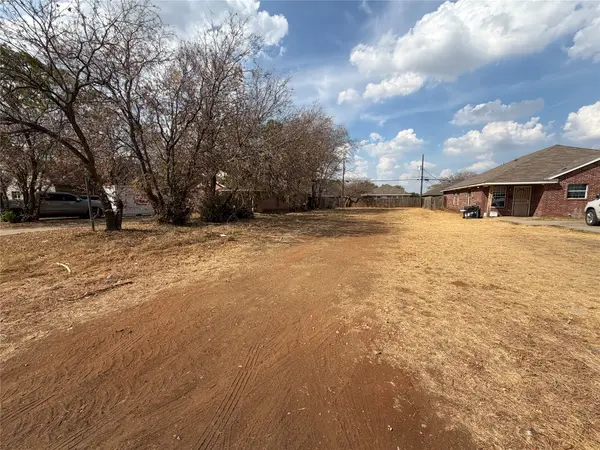 1417 E Robert Street, Fort Worth, TX 76104