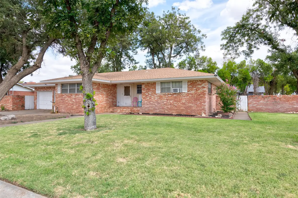 120 N 15th Avenue, Munday, TX 76371 - #1