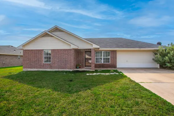 212 Broken Arrow Drive, Lacy Lakeview, TX 76705