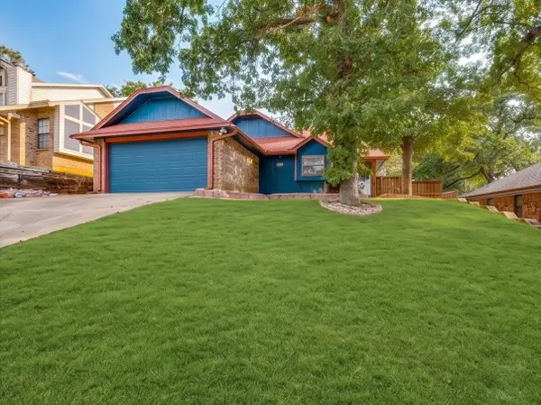 6406 Woods Edge Drive, Arlington, TX 76016