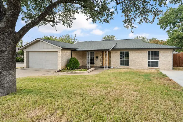 2100 Rockmoor Drive, Edgecliff Village, TX 76134