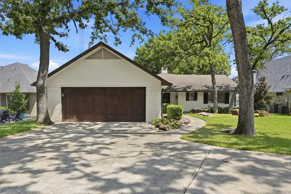 1011 Kiowa Drive W, Lake Kiowa, TX 76240