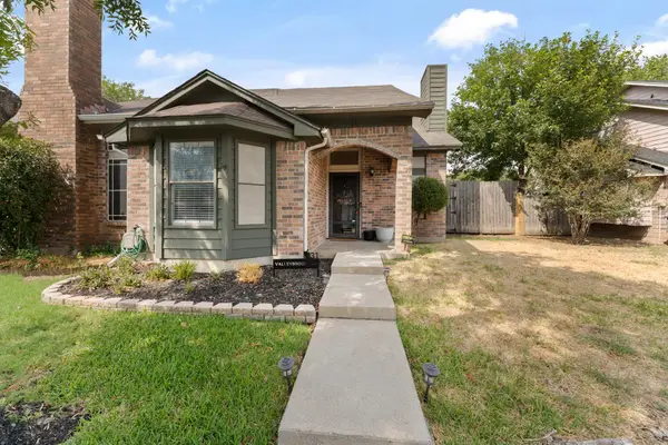 831 Valleybrooke Drive, Arlington, TX 76001