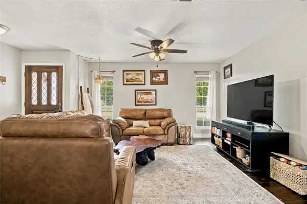 1117 Cozby Street E, Benbrook, TX 76126