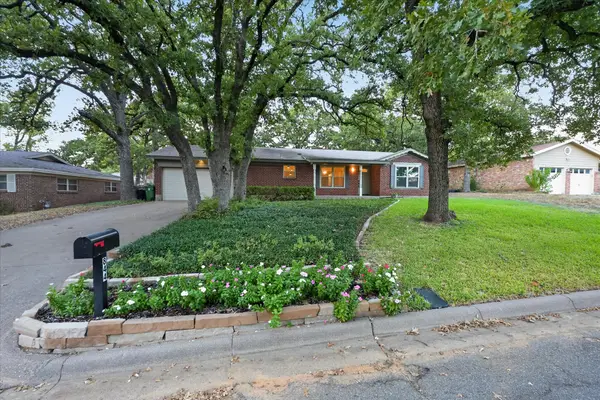 844 Woodcrest Drive, Hurst, TX 76053
