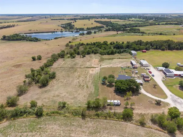 140 Private Road 801, Lott, TX 76656