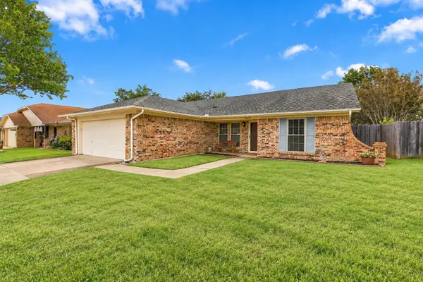 8028 Katie Lane, Watauga, TX 76148