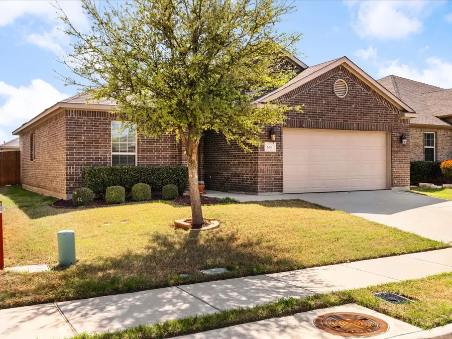 209 Emerald Creek Drive, Fort Worth, TX 76131 - #2