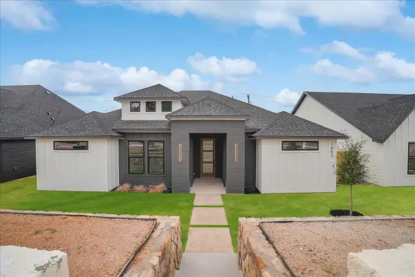 1652 W Wintergreen Road, Lancaster, TX 75134