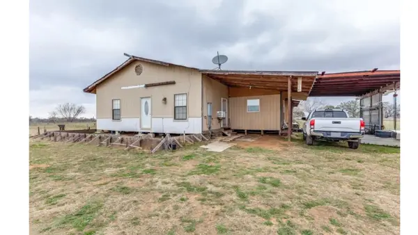 1619 County Road 7711, Devine, TX 78016