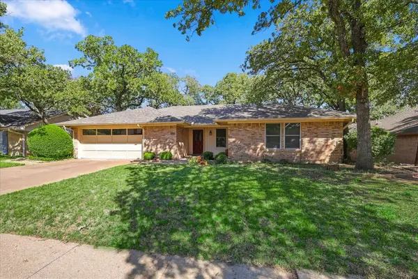 212 Heneretta Drive, Hurst, TX 76054