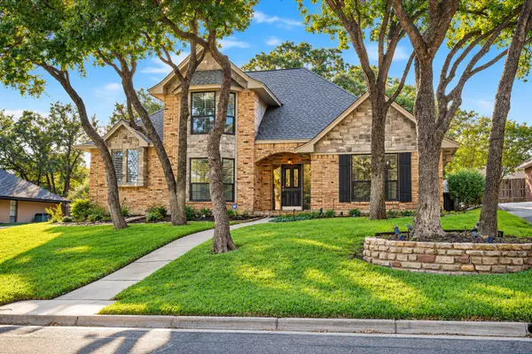 2110 Emerald Lake Drive, Arlington, TX 76013